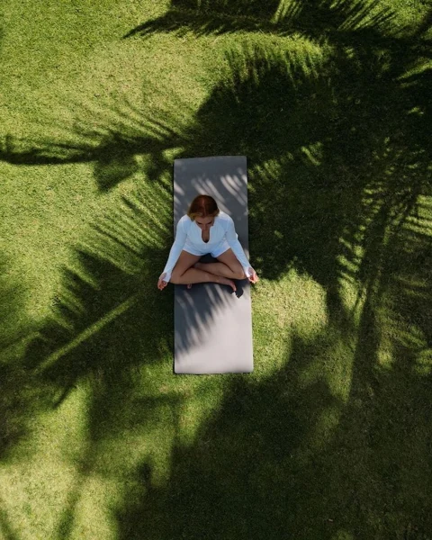 Yoga sull’erba all’ombra delle palme