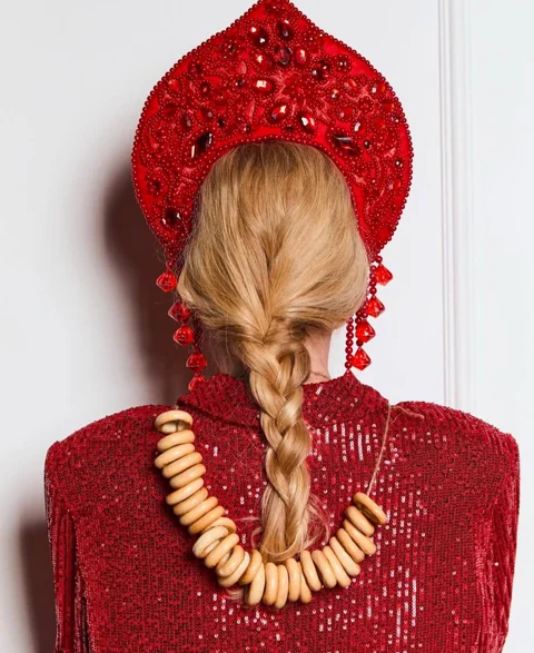 Dettagli della collezione A La Russe: kokoshnik rosso e gioielli